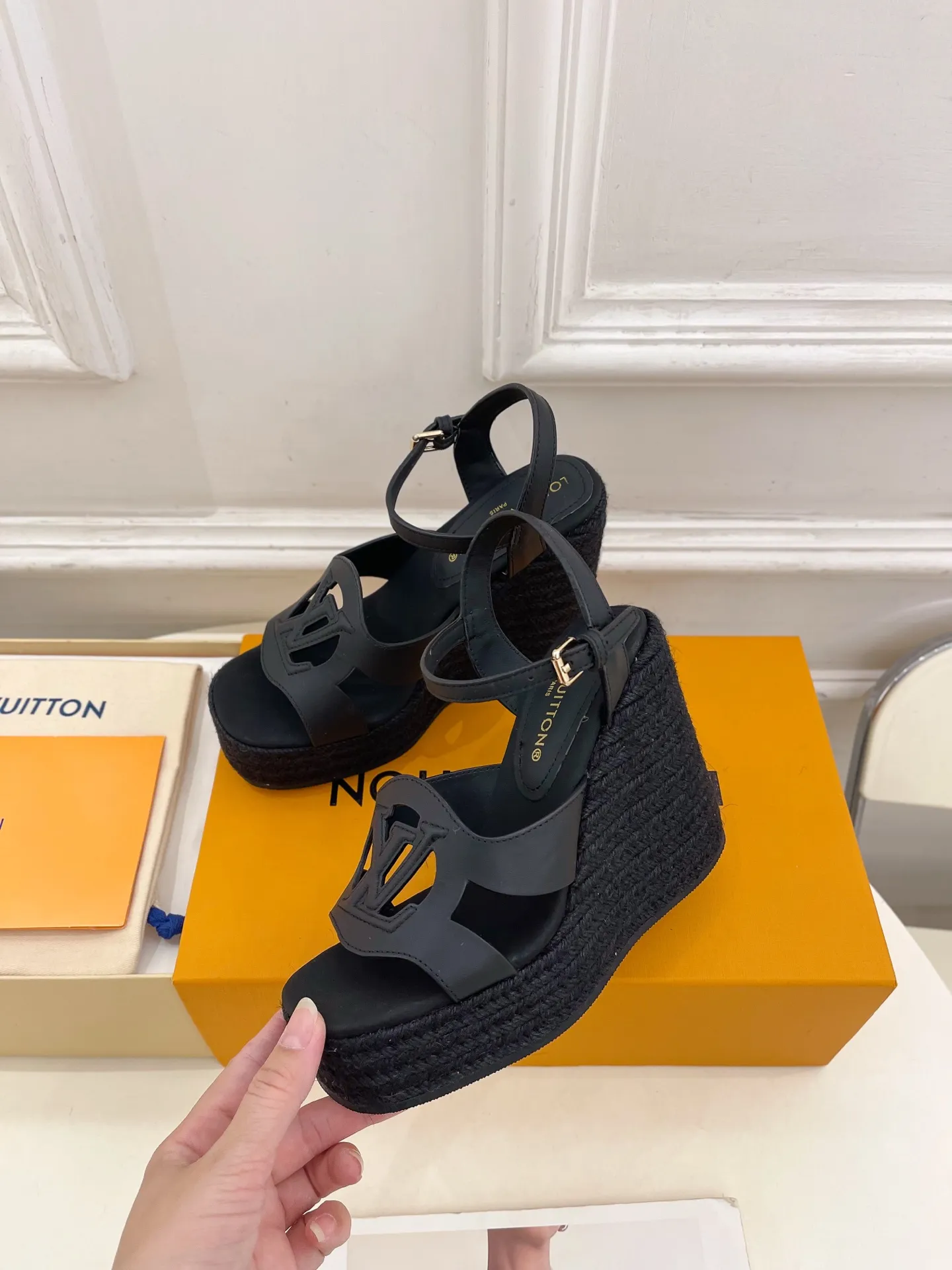👟👟Ex-factory price 640👟👟 LV | Louis Vuitton 25𝐬𝐬 🧡💚2025 spring and summer new style top version‼ ️The original version is the same. The counter focuses on the latest LV ISOLA hollow hemp rope wedge sandals. New hard goods. ❥BS purchasing level! Full of high-end feel! A popular model among bloggers at home and abroad, it’s retro and fashionable and looks amazing on your feet! Mainly recommended model on the official website★ ━━━━━ ЅᏇєєt ━━━━━ ▪️Upper: original customized calfskin ▪️Lining: imported sheepskin ▪️Outsole: original molded outsole ▪️Heel height: 12cm, water platform 3.5cm ▪️Shoe size: 35-39 (40, 41 customized)